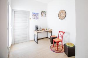 a room with a desk and a chair and a table at GioLì in Matino