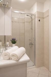 a bathroom with a shower with towels on a sink at Casa DELUXE -50m dal mare- in Alassio +7 photos
