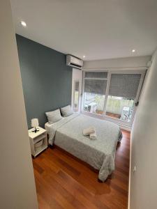 a bedroom with a bed and a window at Dormitorio no Porto in Porto
