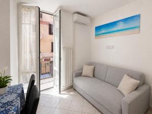a living room with a couch and a window at Casa DELUXE -50m dal mare- in Alassio