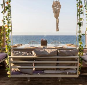 ein Tisch mit Blick auf das Meer in der Unterkunft Agoulos Beach Hotel in Argassi