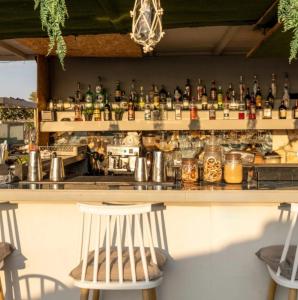 eine Bar mit vielen Flaschen an der Wand in der Unterkunft Agoulos Beach Hotel in Argassi + 70 Fotos
