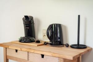 two black appliances sitting on top of a wooden table at ReCenter in Brecht