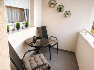 a small dining room with a table and chairs at Tulipan LUX in Doboj
