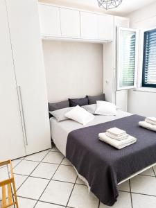 a bedroom with a bed with two towels on it at Casa Mansi in Vietri sul Mare