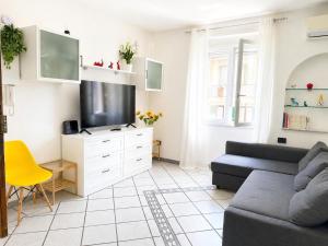 a living room with a couch and a tv at Casa Mansi in Vietri sul Mare