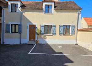 a house with a parking lot in front of it at Cocon magique - 10min Disneyland parking privé idéal famille in Coupvray
