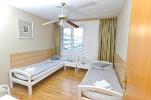 una habitación de hospital con dos camas y una ventana en Hotel Monaco, en Náměšť nad Oslavou 10 fotos más