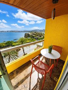 a table and chairs on a balcony with a view of the ocean at Apartamento vacacional pampatar in Pampatar