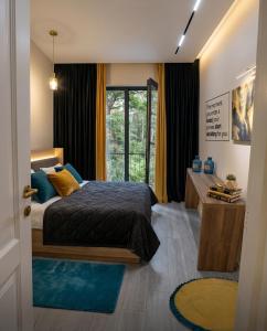 a bedroom with a bed and a large window at Xalxal Balayi Hotel in Xalxal