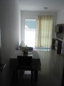 Uma TV ou centro de entretenimento em VG Fun Residence