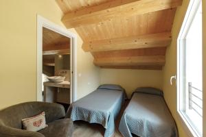 a room with two chairs and a table and a mirror at Agriturismo Saettà in Lentiai