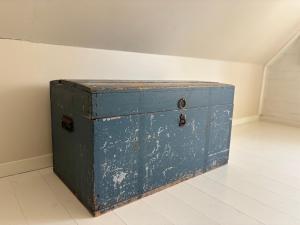 an old blue chest sitting on the floor in a room at Hus Kråksmåla in Alsterbro +29 photos