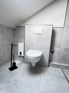 ein Badezimmer mit einer weißen Toilette in einer Kabine in der Unterkunft Studio No 1 in Heinsberg + 3 Fotos