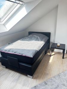 ein Schlafzimmer mit einem Bett und einem Tisch in der Unterkunft Studio No 1 in Heinsberg