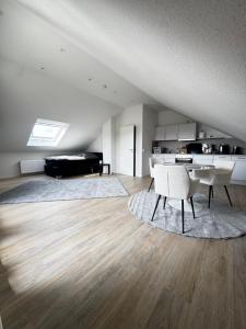 ein Wohnzimmer mit Klavier, Tisch und Stühlen in der Unterkunft Studio No 1 in Heinsberg