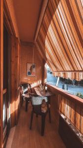 a dining room with a table and a window at NURAS - Casa degli Anemoni in Porto Conte