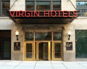 um sinal na frente de um edifício de hotéis virgens em Virgin Hotels Chicago em Chicago