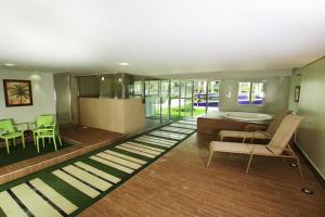 Uma área de estar em VG Fun Residence