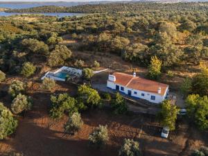 an aerial view of a white house with a red roof at Horta dos Cismeiros, Monsaraz - Monte Alentejano com Piscina in Monsaraz