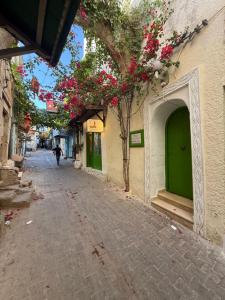 an empty street with flowers on the side of a building at Dar kenza Tunis in Tunis