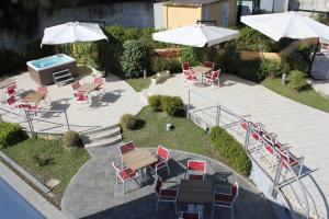 una vista aérea de un patio con sillas, mesas y sombrillas en Klass Hotel, en Castelfidardo
