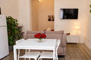 a living room with a white table and a couch at Vicolo 25 in Cinisi