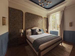 a bedroom with a bed with a large headboard at Roma Nueve Dos Hotel Boutique in Mexico City