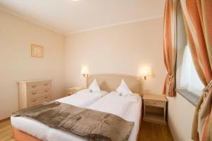 A bed or beds in a room at Gutshof Sinn