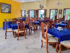 a dining room with blue tables and chairs at Hotel Tlacotalpan in Tlacotalpan
