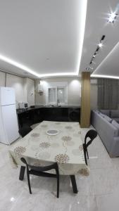 a living room with a table and a couch at Appartement Aokas Béjaïa in Aokas