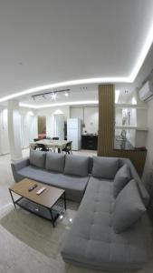 a living room with a couch and a table at Appartement Aokas Béjaïa in Aokas