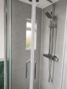 a shower in a bathroom with a glass door at 3-Bedroom House ,Quiet & Spacious in Kent +24 photos