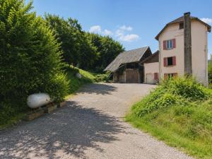 a gravel road next to a house and a building at La Diligence in Lepin-le-Lac
