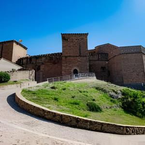 a building with a grassy hill in front of it at Casita del Castillo Mora de Rubielos in Mora de Rubielos