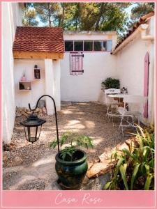 a garden with a lamp and a white building at Casa Rose, Petit cocon avec jardin dans un quartier calme de Toulon in Toulon