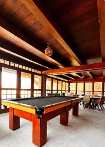 a pool table in the middle of a room at Vista Joah in Joanópolis