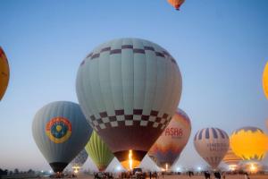 a group of hot air balloons in the sky at Luxor hot air balloon co in Jazīrat al ‘Awwāmīyah
