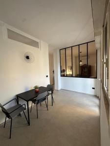 a dining room with a black table and chairs at Amena Sea & City in Brindisi