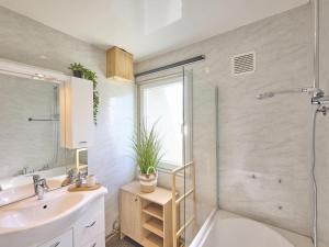 a bathroom with a sink and a shower and a toilet at Barri in Zutendaal