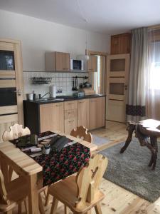 Kuchyňa alebo kuchynka v ubytovaní Nosalove Apartamenty