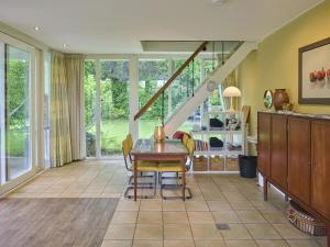 a dining room with a table and chairs at Wellnesshuisje Engelse Tuin in Oldenzaal