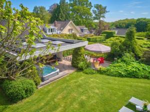 an overhead view of a backyard with a swimming pool at Wellnesshuisje Engelse Tuin in Oldenzaal