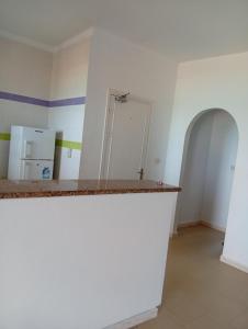 a kitchen with a counter top in a room at Résidence R in Ksour Essaf