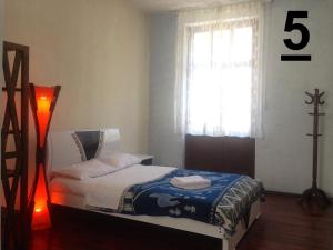 a bedroom with a bed and a window at Guesthouse Nelson L in Quito +22 photos