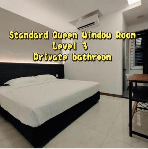 a bedroom with a bed in a room with aigiligiligil at Comfort Inn Salim in Sibu