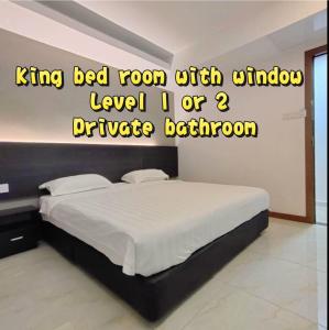 a bedroom with a bed with the words king bed room with unlock leveliuses istg at Comfort Inn Salim in Sibu
