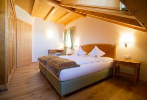 A bed or beds in a room at Gutshof Sinn