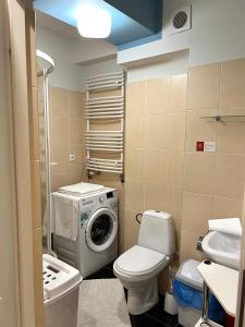 a bathroom with a toilet and a washing machine at Żywiec CENTRUM Apartamenty z aneksem kuchennym & łazienką in Żywiec +85 photos