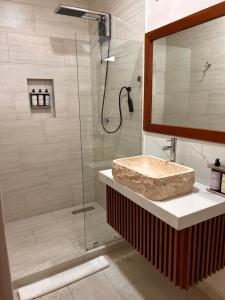 a bathroom with a sink and a shower at Hotel Casa del Rio in Santiago Tuxtla